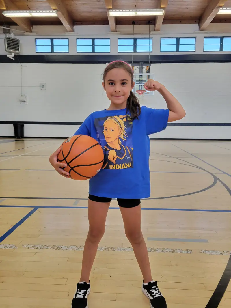Young fan wearing the Sophie Cunningham meme shirt on the court